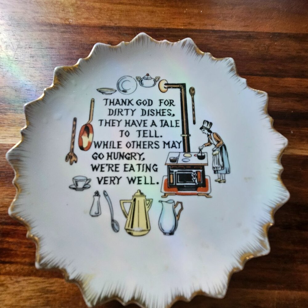 ADORABLE VINTAGE WALL HANGING PLATE WITH FUN GRAPHICS